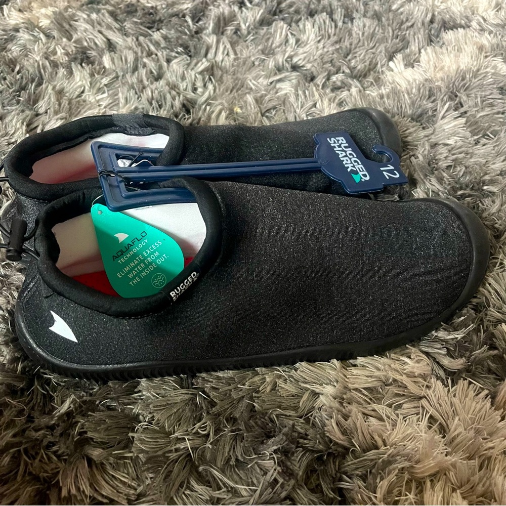 Rugged Shark Men’s Water Socks Shoes size 12 w/ adjustable straps by the ankles